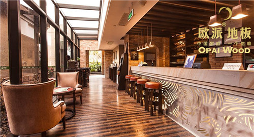 在木地板襯托下，餐廳成為一個(gè)亮點(diǎn)