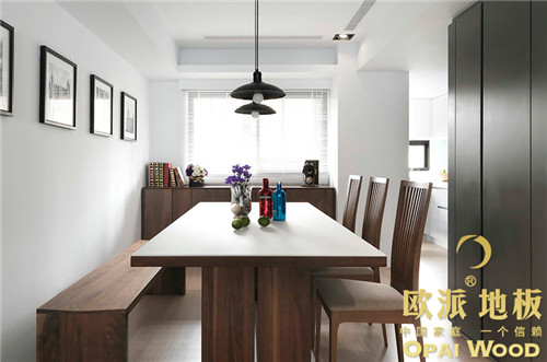 在木地板襯托下，餐廳成為一個(gè)亮點(diǎn)