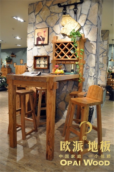 在木地板襯托下，餐廳成為一個(gè)亮點(diǎn)